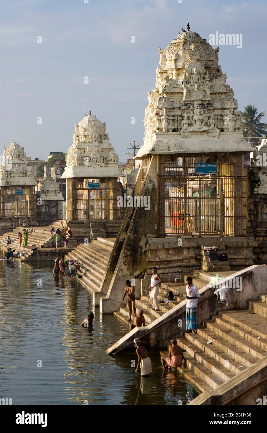 Indien-Tamil Nadu Kumbakonam Mahamakham Tank Ghats am frühen Morgen Anbeter rituelle Baden Stockfoto