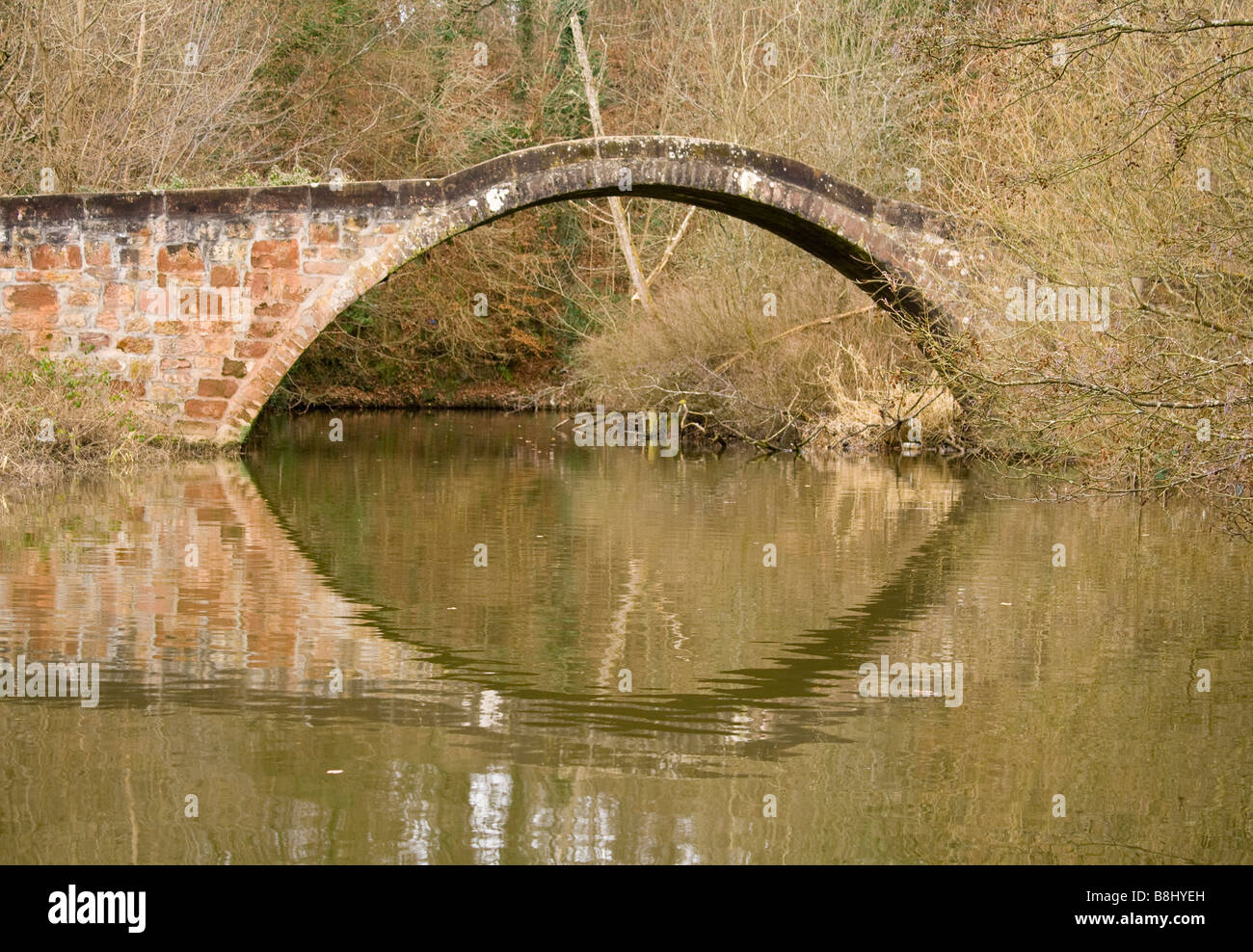 Brücke über den Fluss Calder mit Reflexion Stockfoto