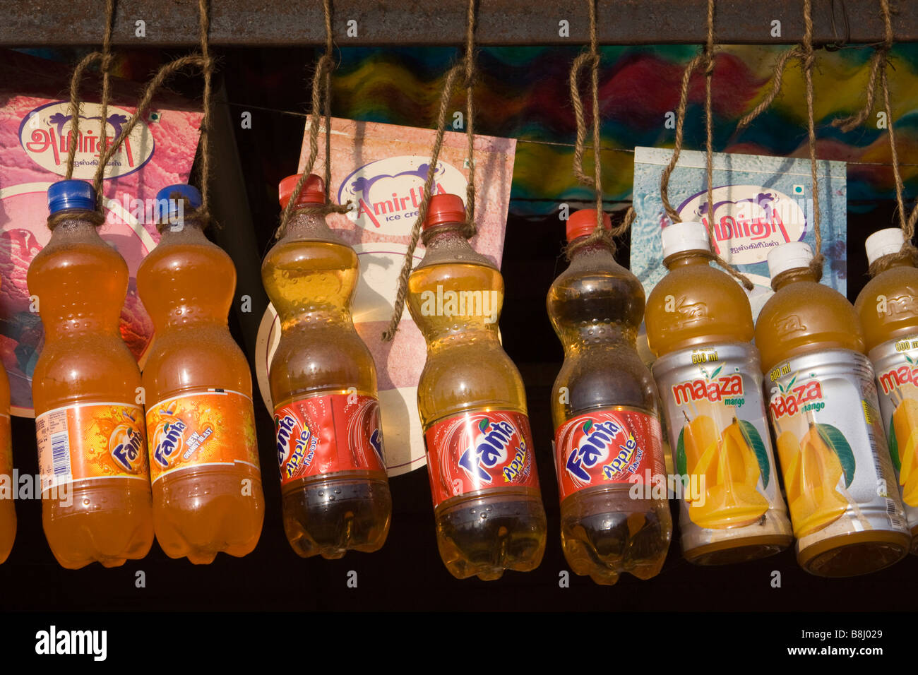 Indien-Tamil Nadu Kumbakonam Flaschen Coca cola company Produkte über Getränke Stall hängen Stockfoto