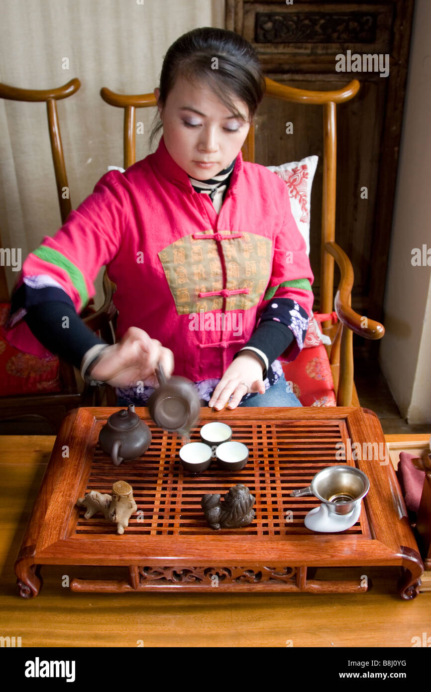 Eine Kellnerin in einem modernen Tee bar serviert Tee im alten zeremoniellen Kongfu Stil in Chengdu Sichuan China Stockfoto