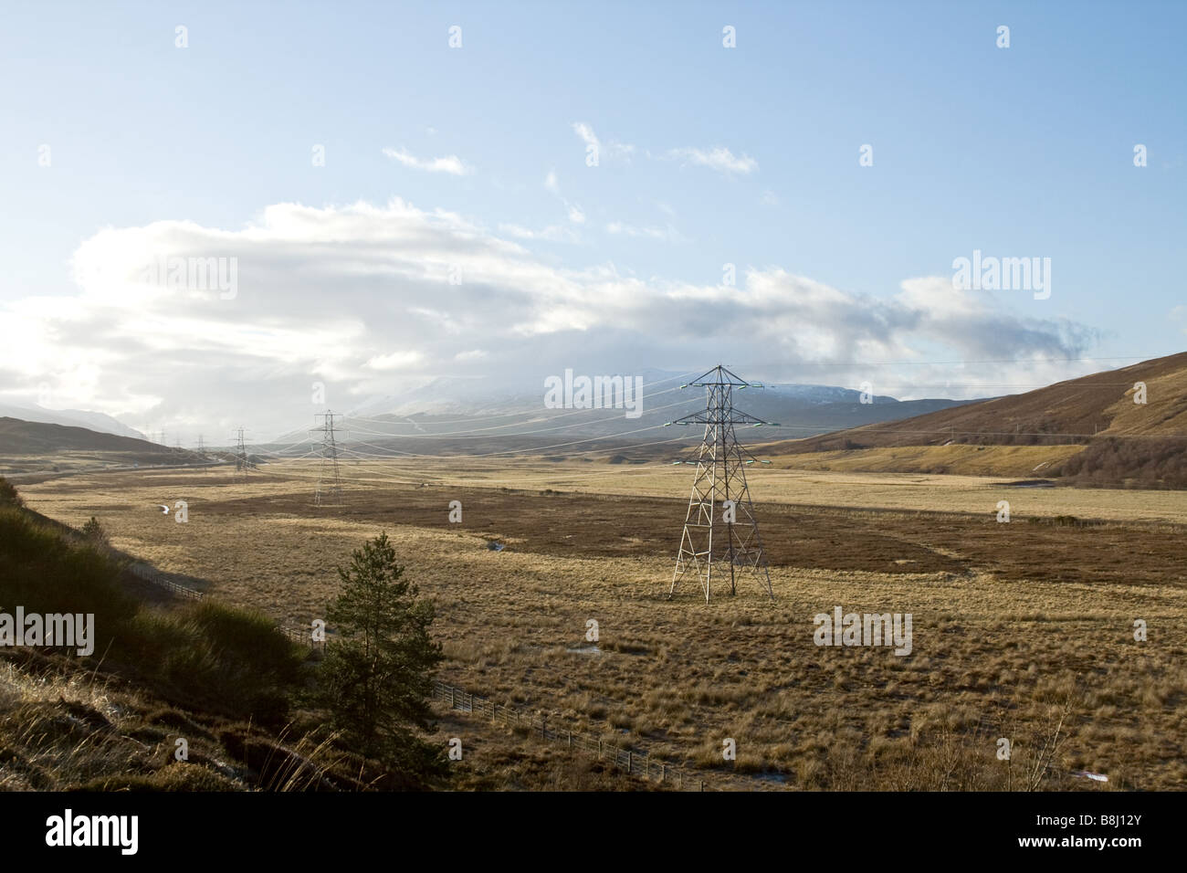 Schalten Sie Linie erstreckt sich aus in der Ferne im Winter in den Highlands von Schottland Stockfoto