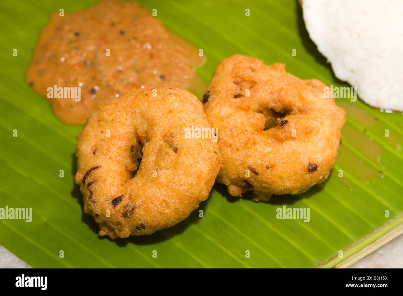 Indien Tamil Nadu Kumbakonam südwärts Inder Frühstück zwei Vadai mit würzigen Sambar serviert und Chutney auf Banane Blatt Teller serviert Stockfoto