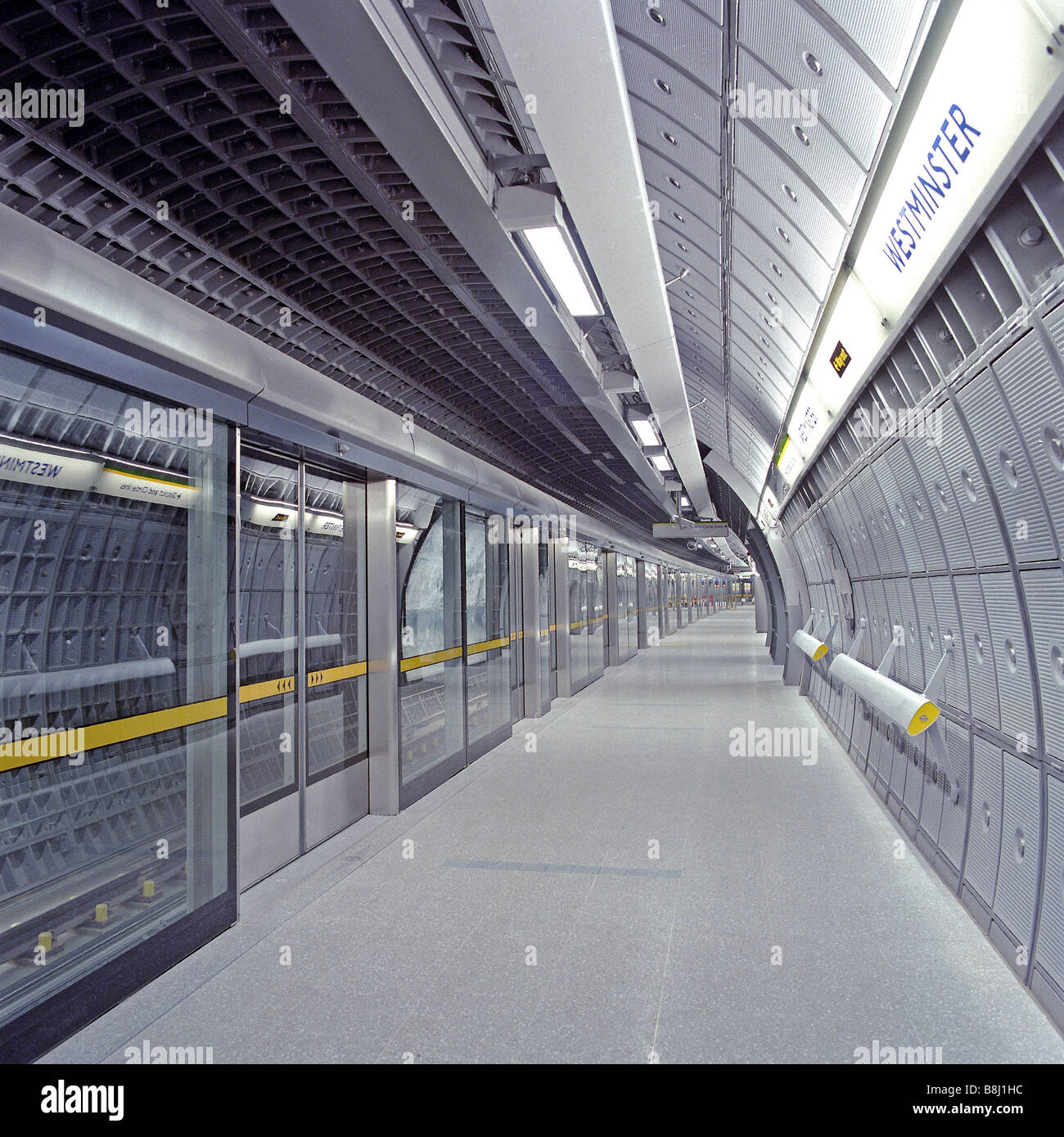 Bahnsteigtüren Kante an Westminster Station auf der Jubilee Line Extension, der neueste Teil des Londoner U-Bahn-Netzes. Stockfoto