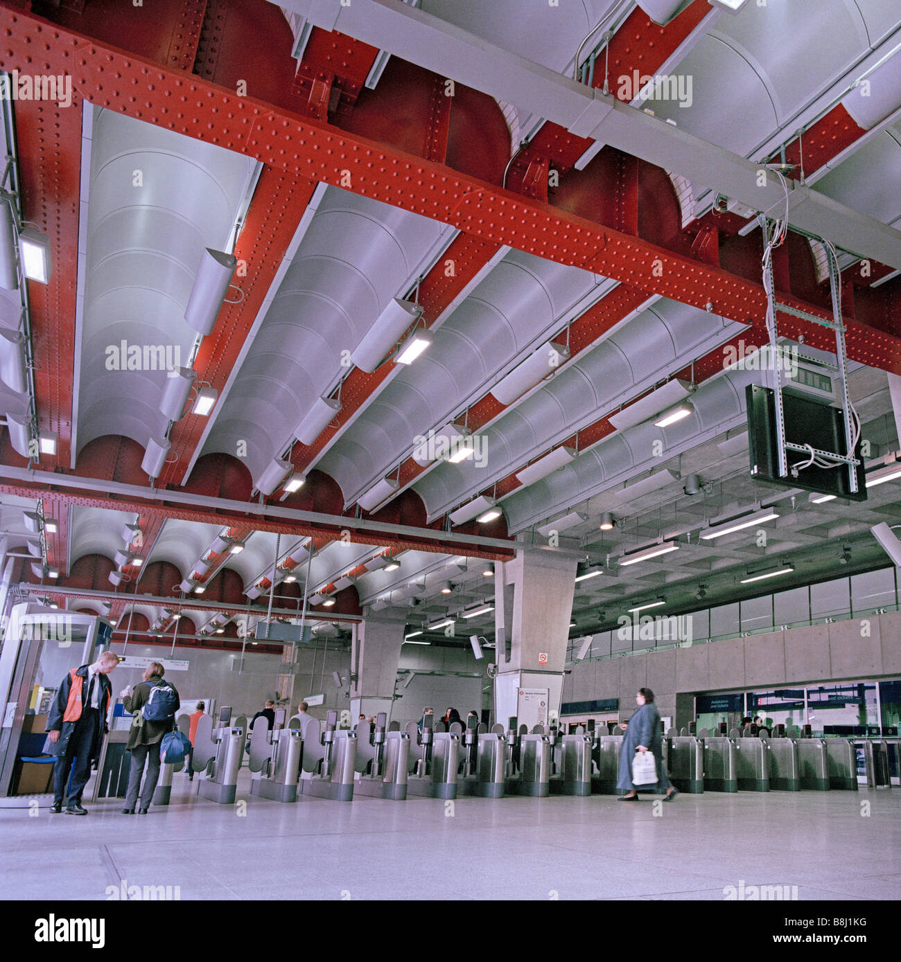 Schalterhalle in den Kolonnaden an der Waterloo Station für die Jubilee Line Extension, der neueste Teil des Londoner U-Bahn-Netzes. Stockfoto