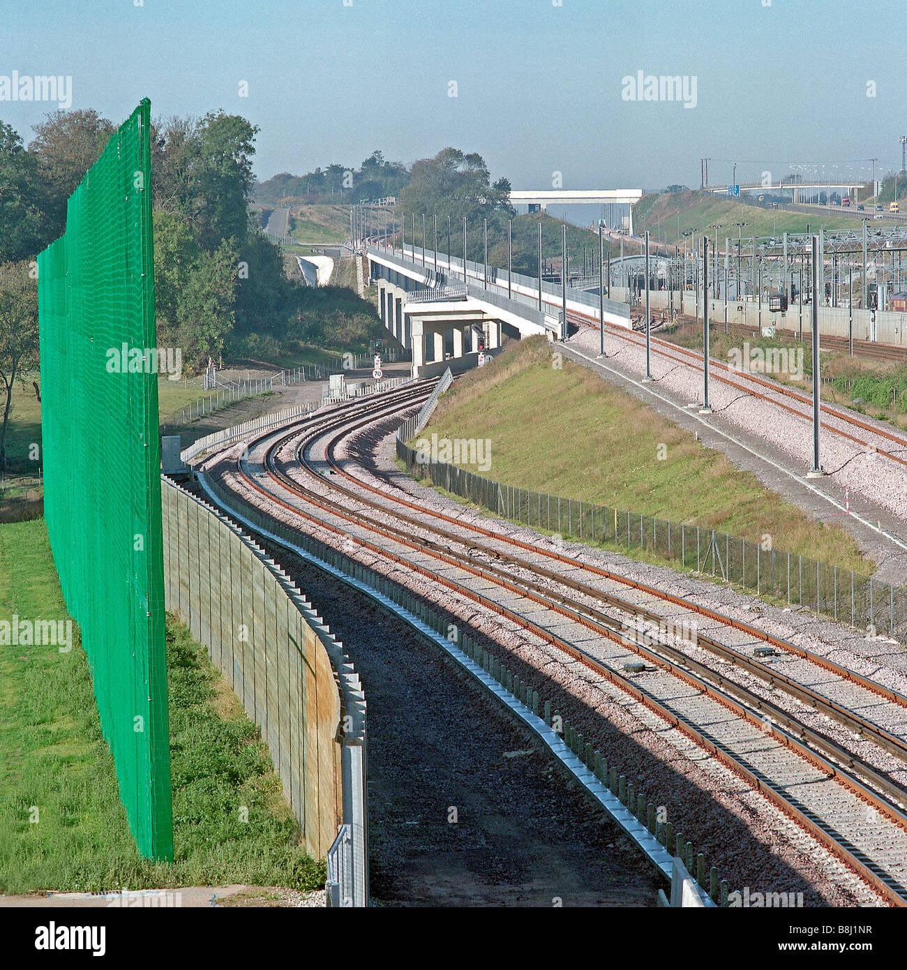 Lärm und hohen grünen Sichtschutz schützt Rugby Club von Lärm- und visuellen Eindruck der Eurostar-Züge auf der High Speed 1. Stockfoto