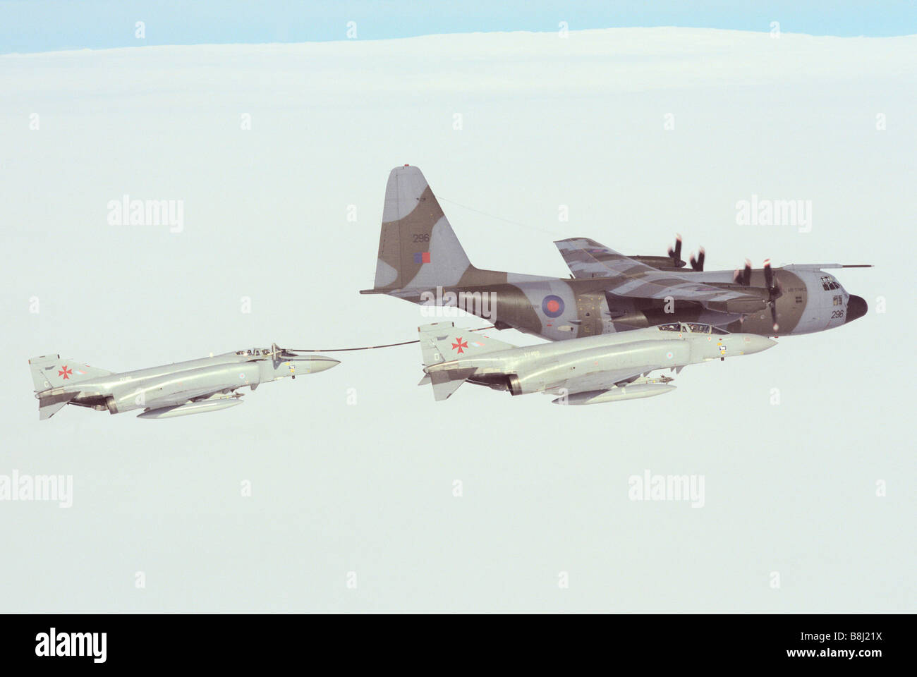 RAF Hercules c-130 Betankung zwei Phantom-Flugzeuge über die Falkland-Inseln Stockfoto