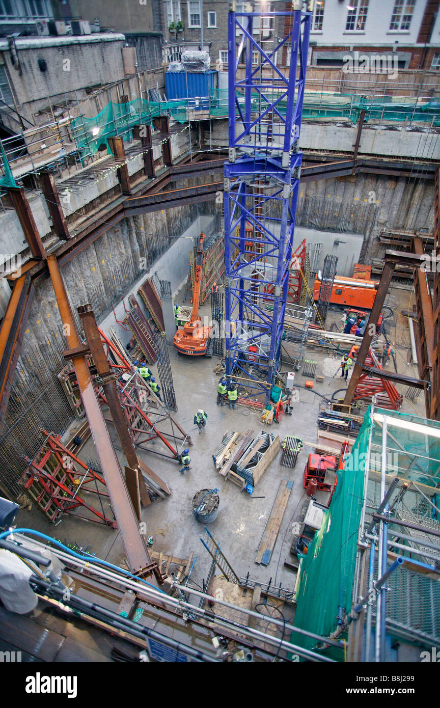 Mauer aus Stahl verstärkt Gründungspfähle bilden Keller und Unterstützung für über dem Bodenstruktur im Zentrum von London. Stockfoto