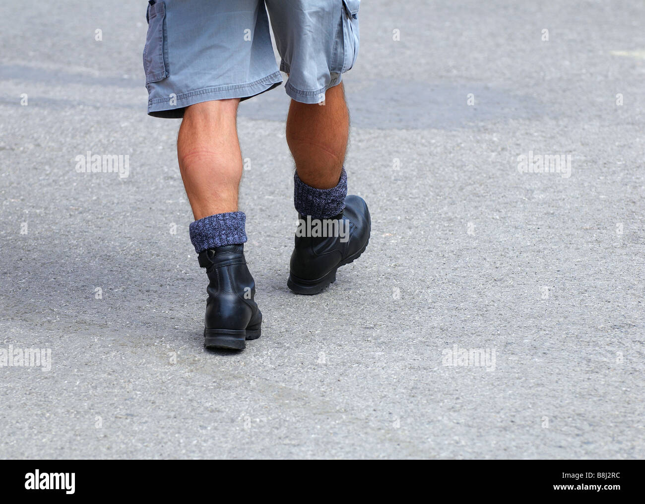 Mannes haarige Füße in Army Stiefel Stockfoto