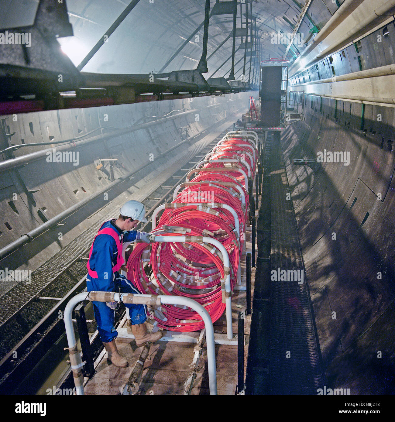 Französischer Ingenieur auf besondere Werke trainieren Installation elektrische Verkabelung in Trays 150km entlang des Tunnels unter dem Ärmelkanal Stockfoto