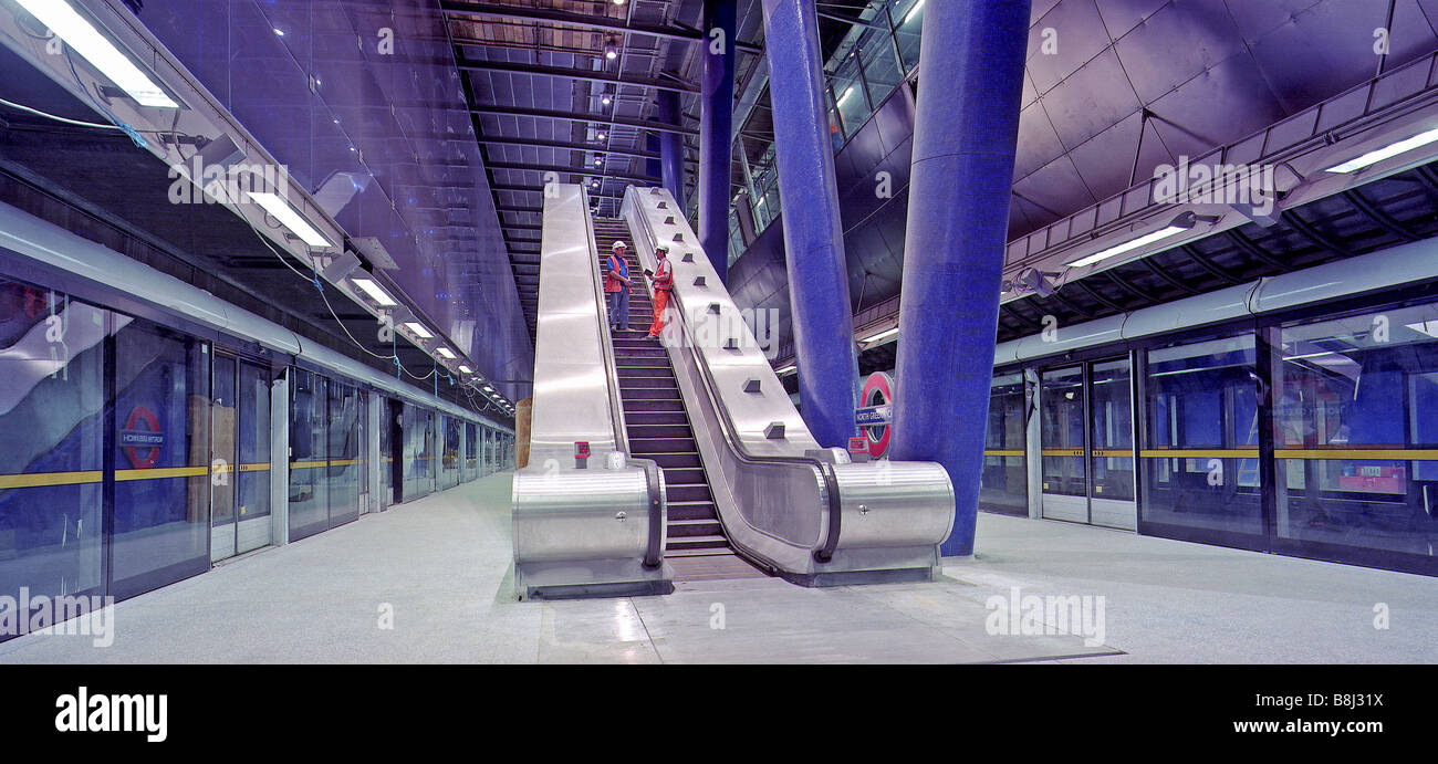 Jubilee Line North Greenwich Station, Teil der Londoner Tube Netzwerk, zeigt Fahrgast Rolltreppe und Plattform-Kante-Türen. Stockfoto