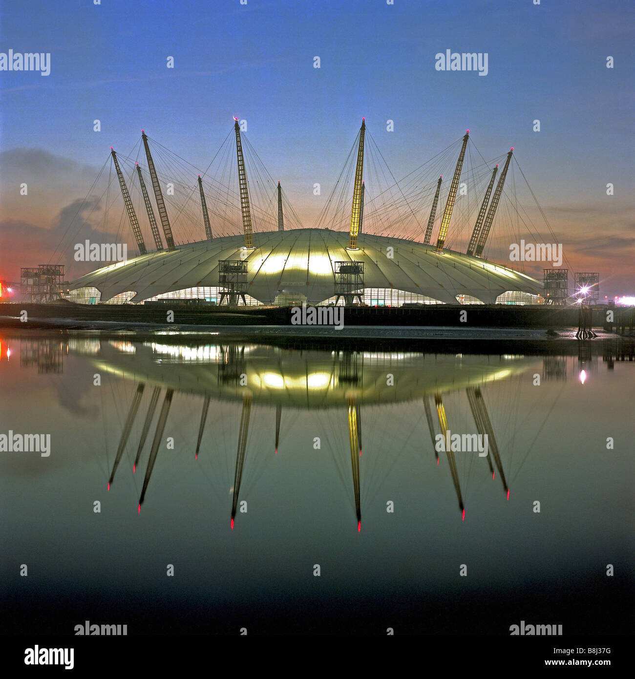 Blick auf die fertige Struktur der Millennium Dome/O2 Arena in London spiegelt sich in den Sonnenaufgang. Stockfoto