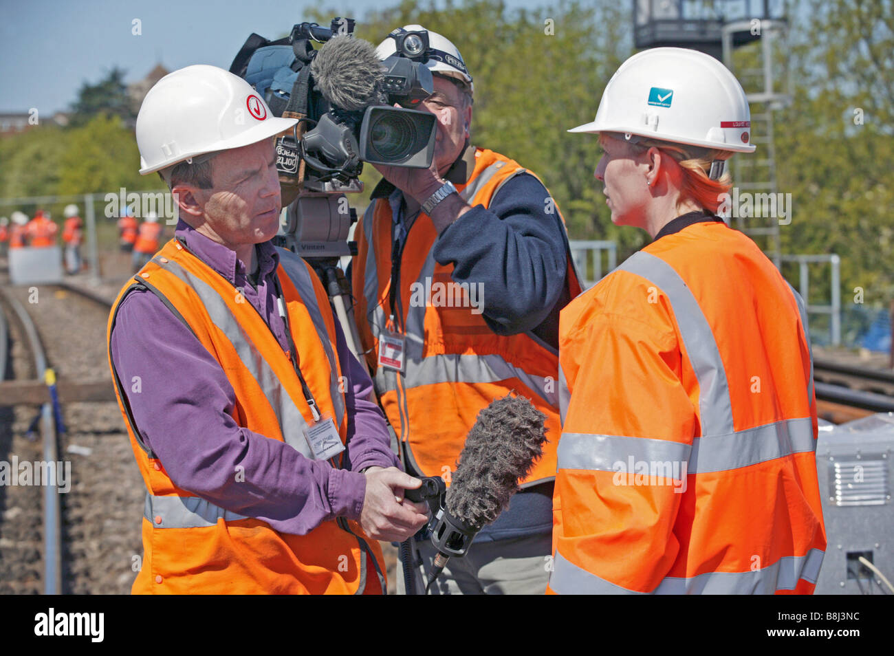 Ingenieur wird vor Ort von einem Fernsehteam interviewt, während eine Großbaustelle-Veranstaltung auf dem Channel Tunnel Rail Link. Stockfoto