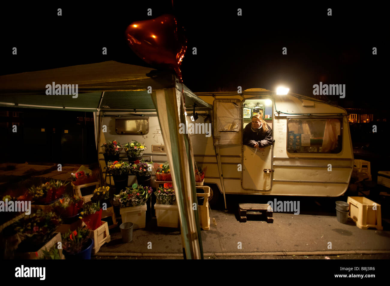 Ein Wohnwagen geparkt am Straßenrand in Bromsgrove, Worcestershire, UK, Verkauf von Blumen zum Valentinstag. Stockfoto