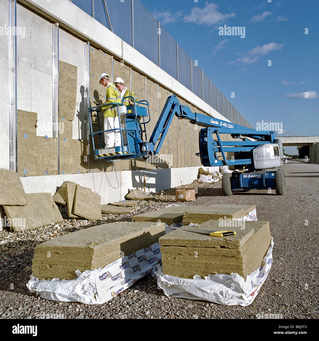 Installation von Schallschutz Material, Lärm von Zügen auf der Route des Channel Tunnel Rail Link zu reduzieren. Stockfoto