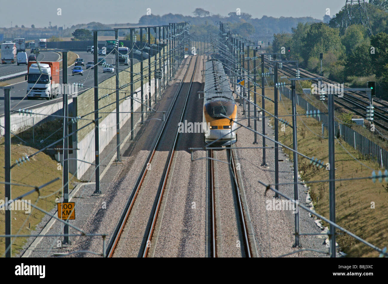 Eurostar rast durch einen überlasteten "kneifen Punkt" mit der Autobahn M20 und inländischen Eisenbahnlinie auf dem Channel Tunnel Rail Link. Stockfoto