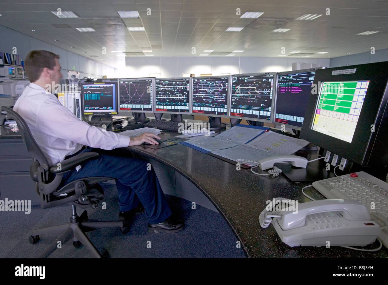 Genossenschaft im integrierten elektronischen Kontrollzentrum sorgt für die sichere und effiziente Passage ein Eurostar-Zug auf der High Speed 1 Stockfoto