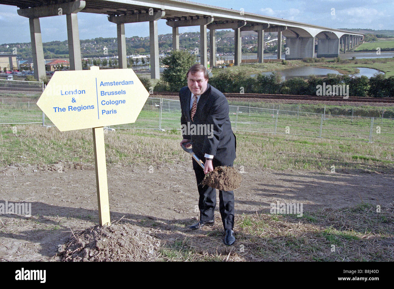 UK stellvertretender Premierminister John Prescott schneidet die ersten Spaten des Bodens und symbolisch beginnt der Channel Tunnel Rail Link in 1998 Stockfoto
