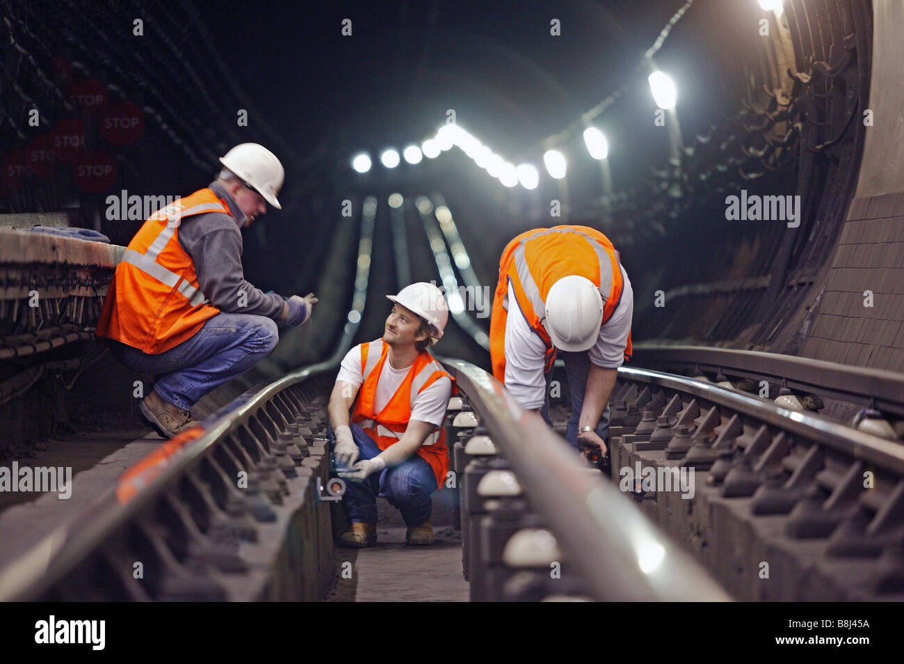Bauunternehmen Prisma Ziele in u-Bahnstation zu installieren um strukturelle Bewegung verursacht durch in der Nähe Bauarbeiten zu erkennen. Stockfoto