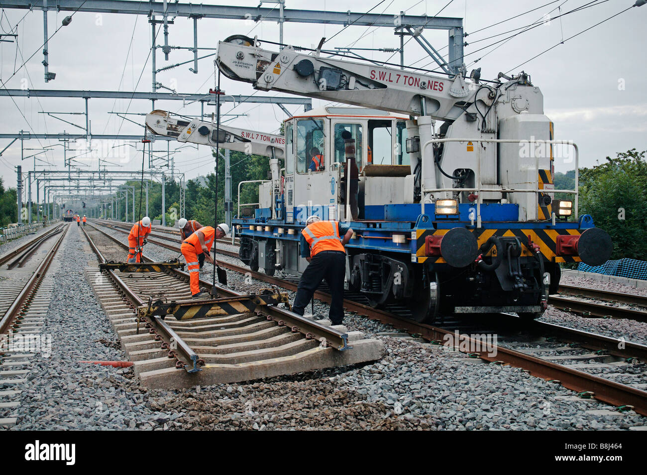 Selbstfahrende Twin-Jib Eisenbahn Kran bereitet sich auf redundante Track Panel während einer Track-Ersatz-Programm zu heben. Stockfoto