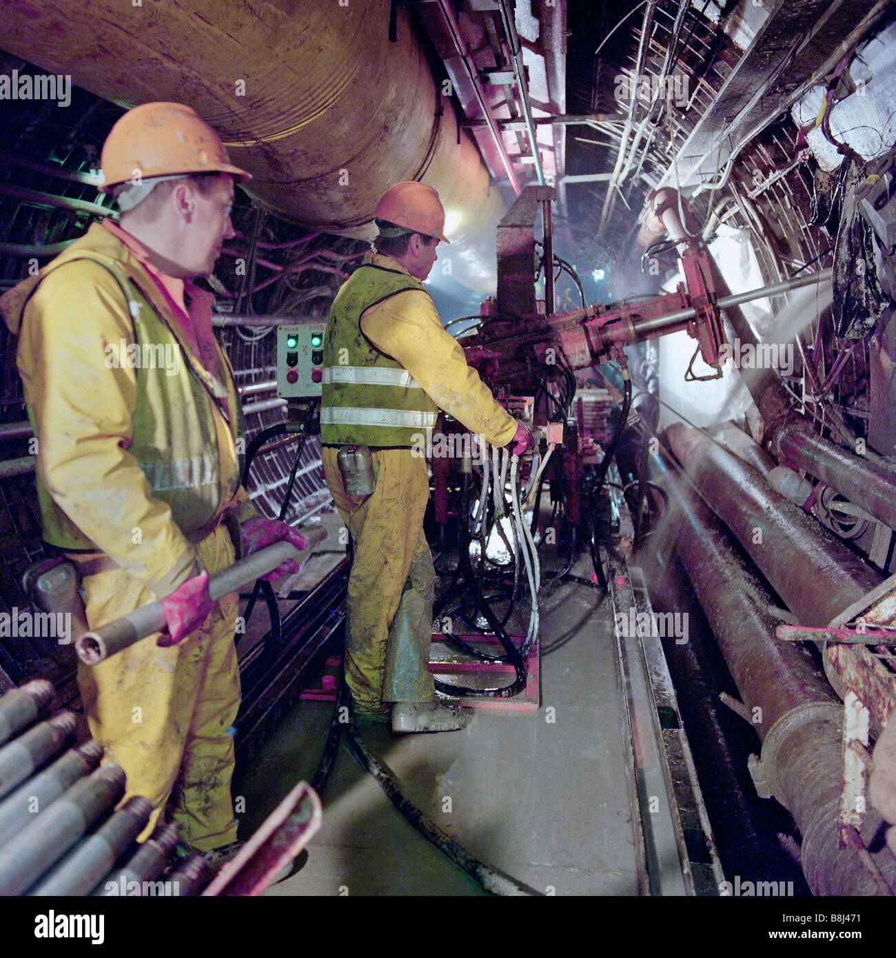 Ingenieure, die Injektion von Kieselsäure Fugenmasse in nassen und gebrochenen Felsen in der Kanaltunnel, Boden für das Bohren der Eisenbahntunnel zu verbessern. Stockfoto