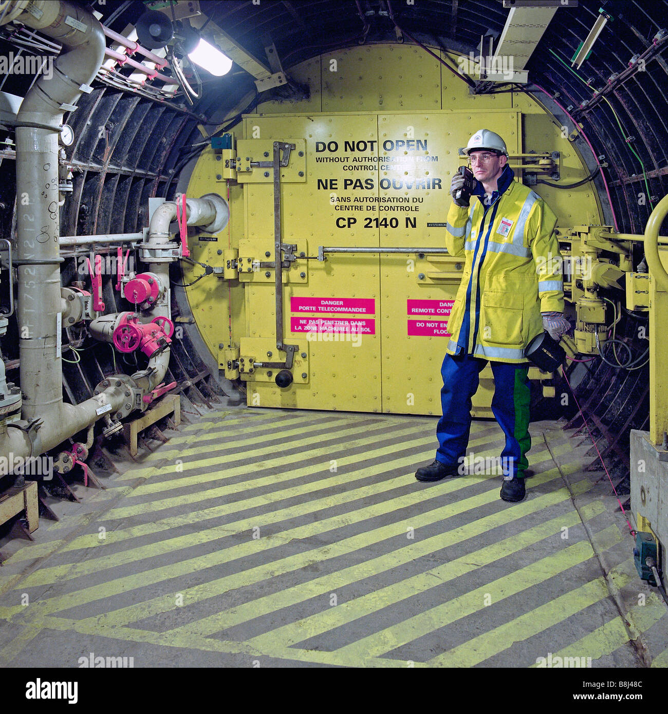 Eurotunnel-Ingenieur Prüfsysteme in einem Notfall Kreuz Passage zwischen ein Eurotunnel-Eisenbahntunnel und der Servicetunnel Stockfoto