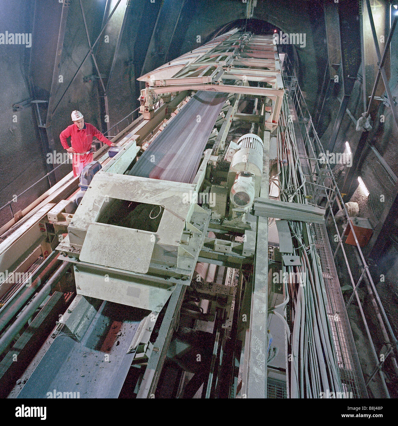 Ingenieur untersucht ein Verderben Förderband verwendet für schnelle Entsorgung der ausgegrabenen Rock aus Bohrmaschine auf dem Kanal-Tunnel-Projekt. Stockfoto