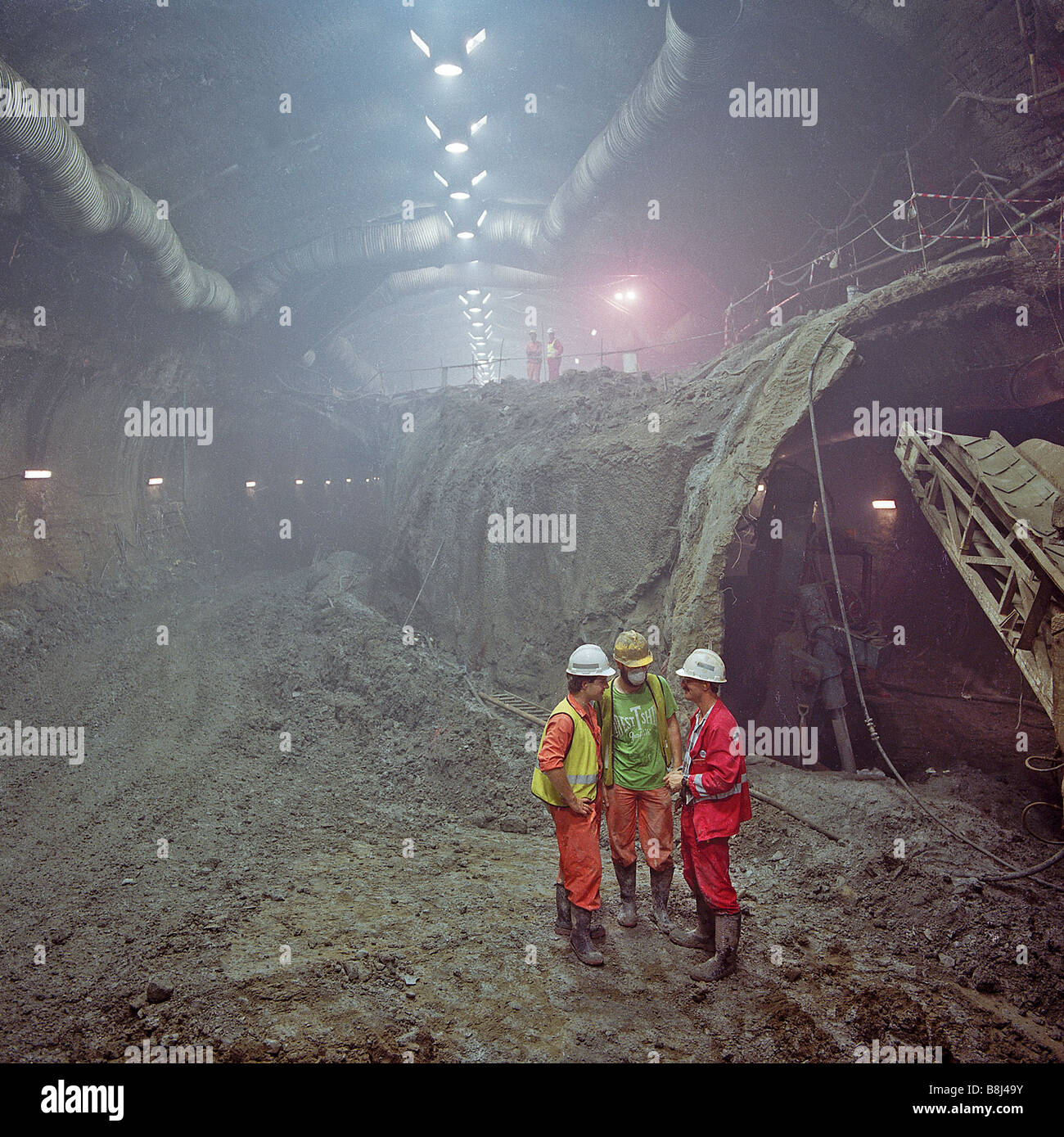 Eurotunnel Überwachungsingenieur prüft Fortschritte mit Auftragnehmern während des Baus der Channel Tunnel UK Crossover-Höhle. Stockfoto