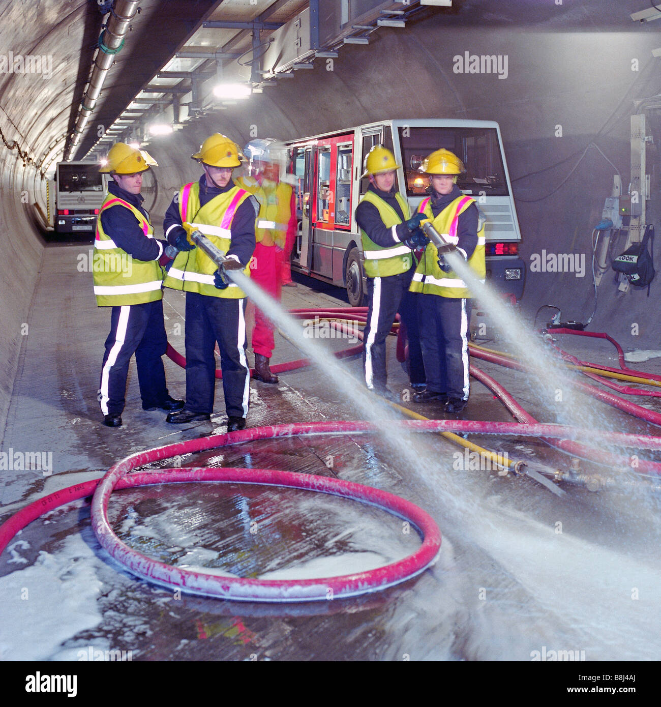 Feuerwehr Feuer Unterdrückung Prüfgeräte in der Kanaltunnel Servicetunnel - Emulgator in Wasser produziert Schaum. Stockfoto
