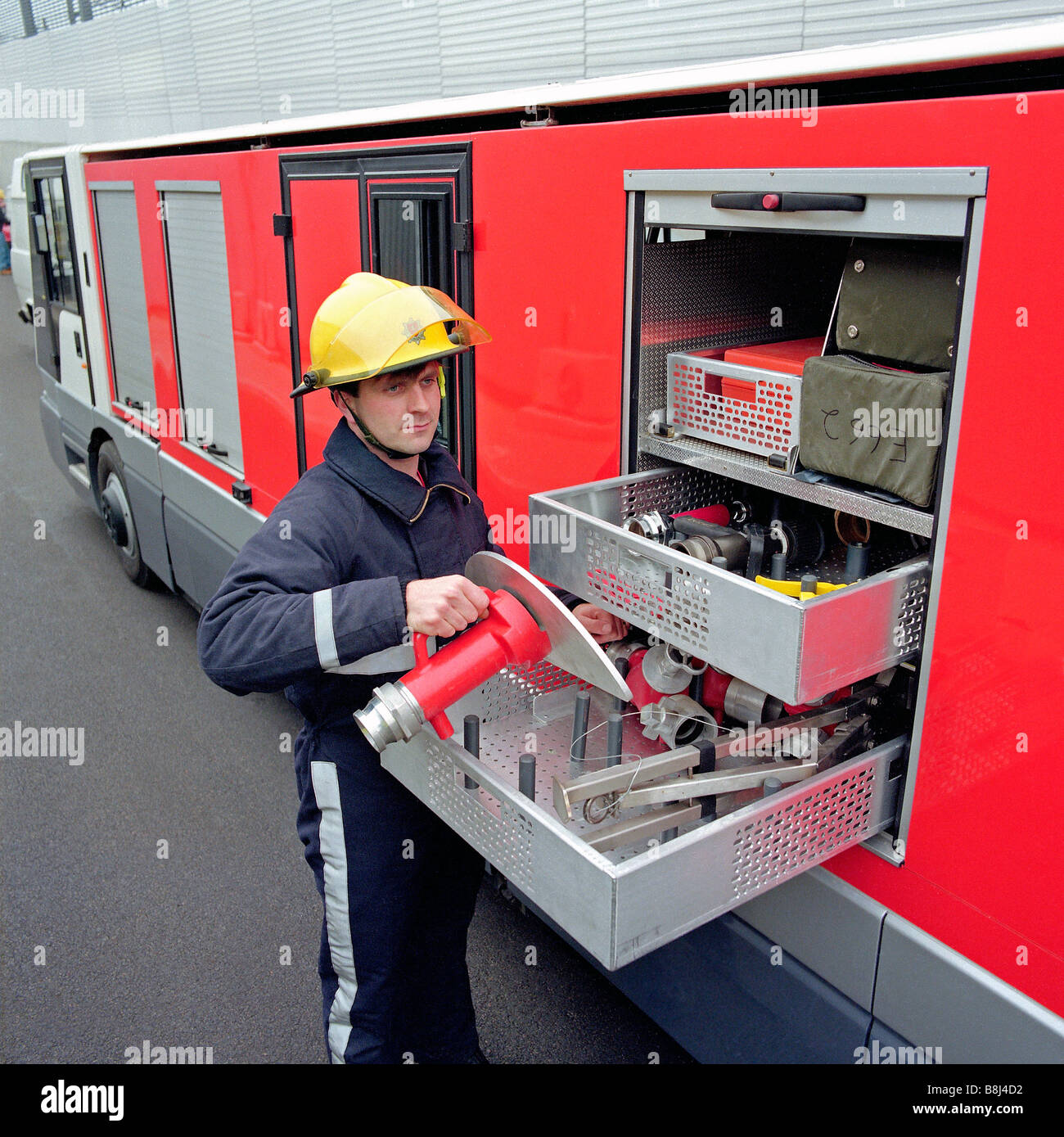 Feuerwehrmann wählt aus einem speziell entwickelten STTS-Fahrzeug in der Kanaltunnel Servicetunnel Ausrüstung. Stockfoto