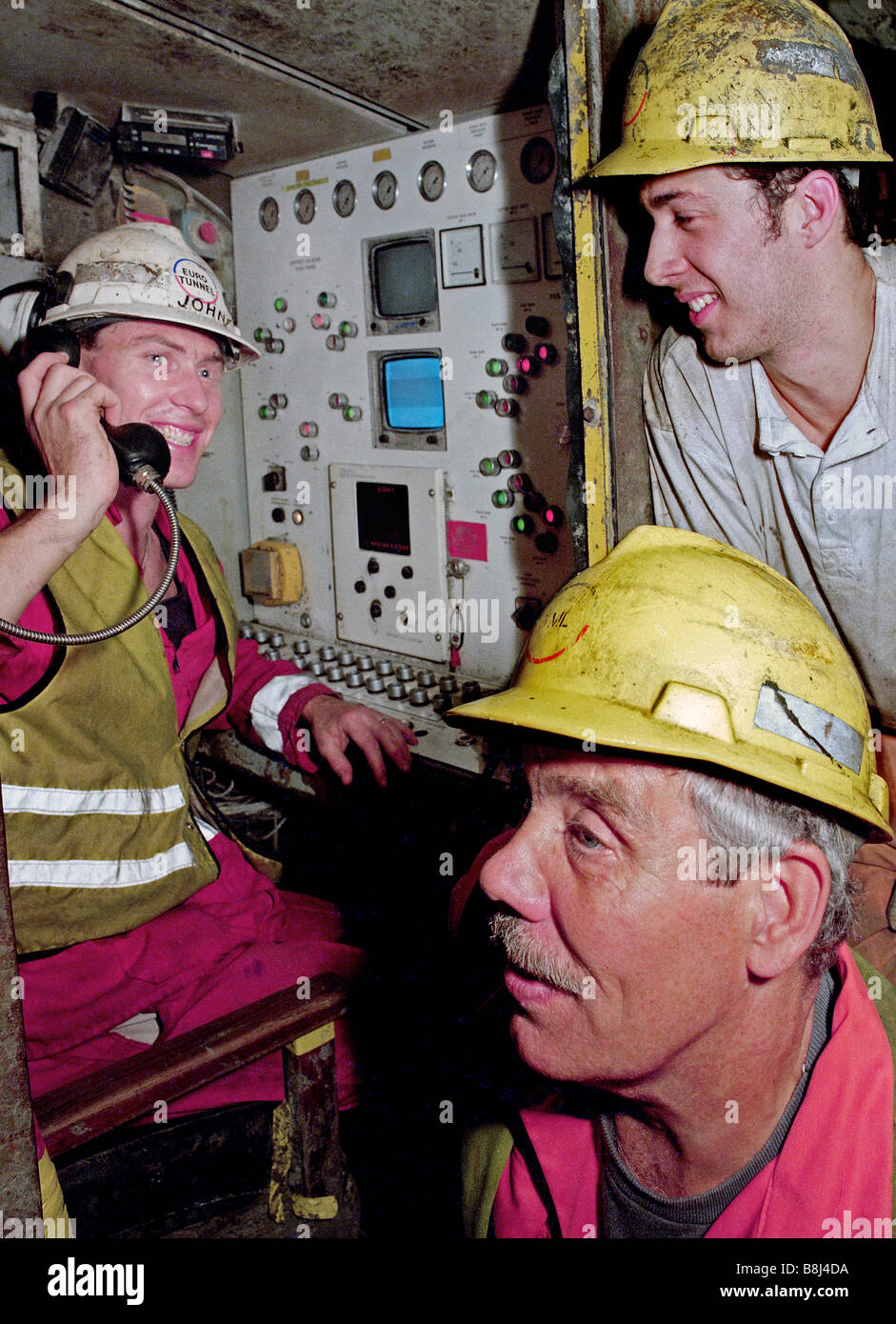 Aufgeregt UK Channel Tunnel Ingenieure sprechen zu ihren Gegenstücken in den französischen Tunnels als historischer Durchbruch Ansätze. Stockfoto