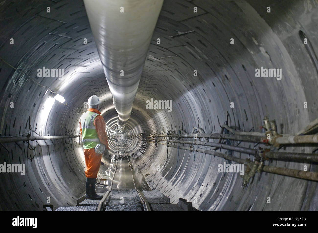 Ingenieur prüft einen Abschnitt des abgeschlossenen Power Kabel Tunnel in London, von Tunnelbohrmaschine ausgegraben. Stockfoto