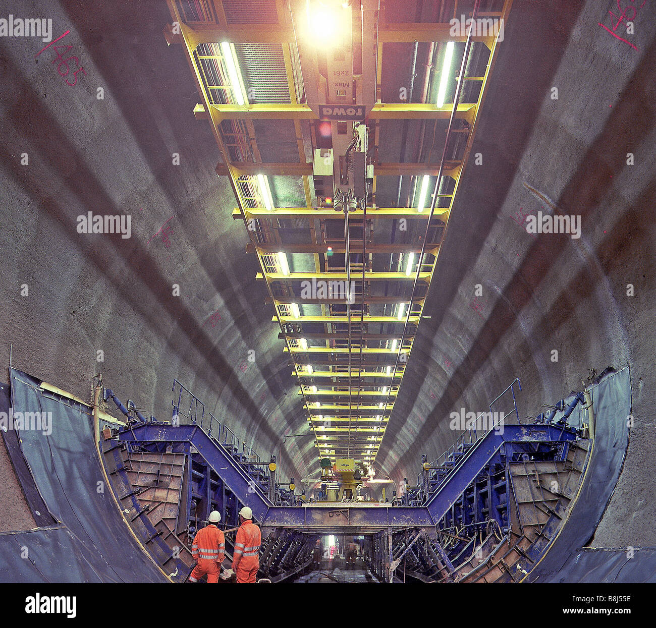 Riesige Hängeförderer, die Materialien zu transportieren und entfernt ausgegraben von Tunnel Boring Machine in Schweizer Straßentunnel verwöhnen lassen. Stockfoto