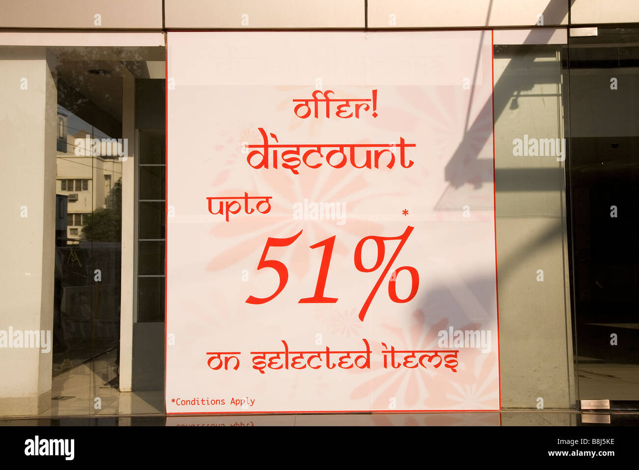 Ein Verkauf ist in der Indiranagar Distrikt Bangalore, Indien beworben. Bis zu 51 Prozent aus beworben wird. Stockfoto