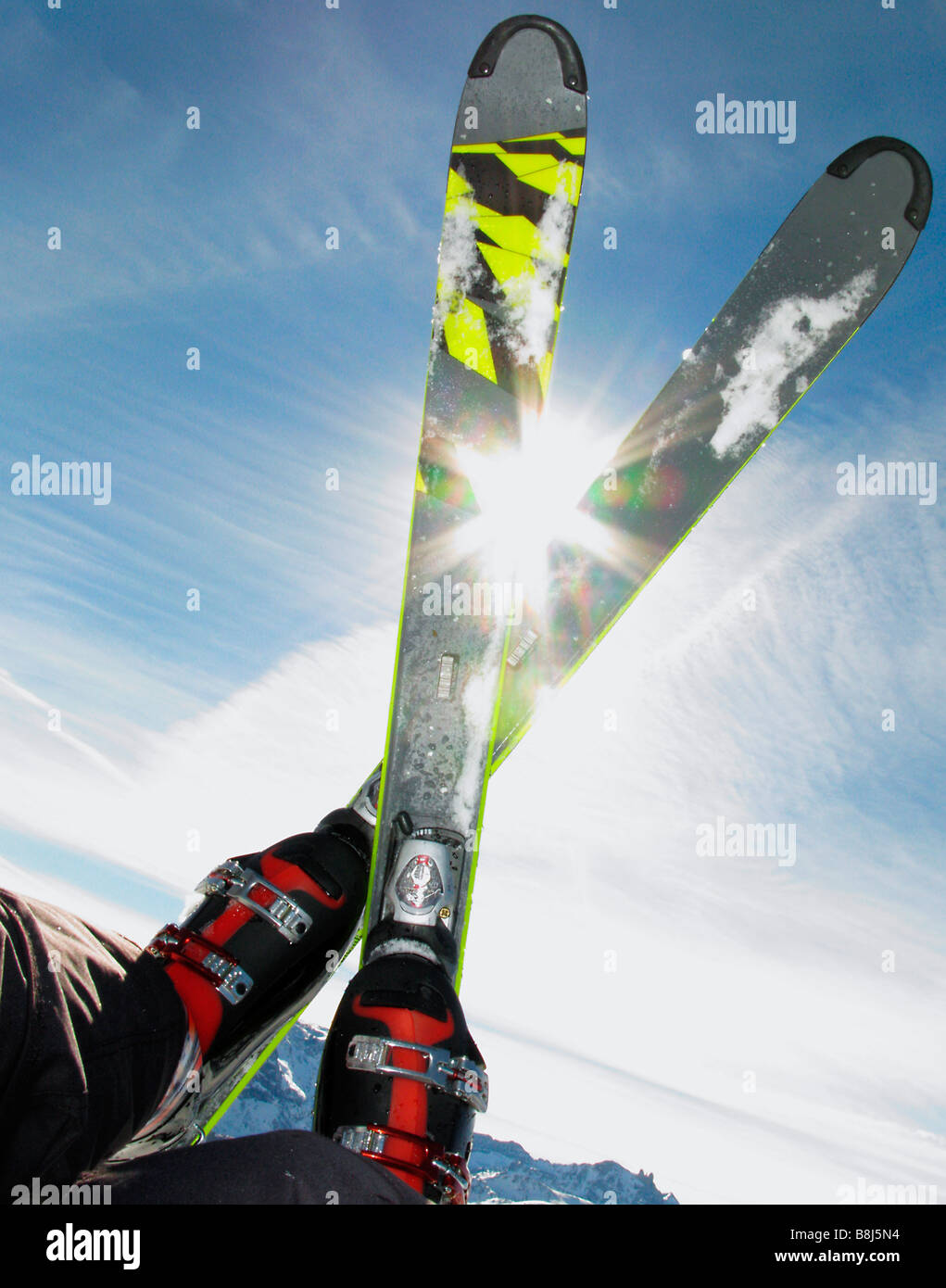 Freeride Ski mit Sonne von hinten. Skiurlaub entspannen Stockfoto