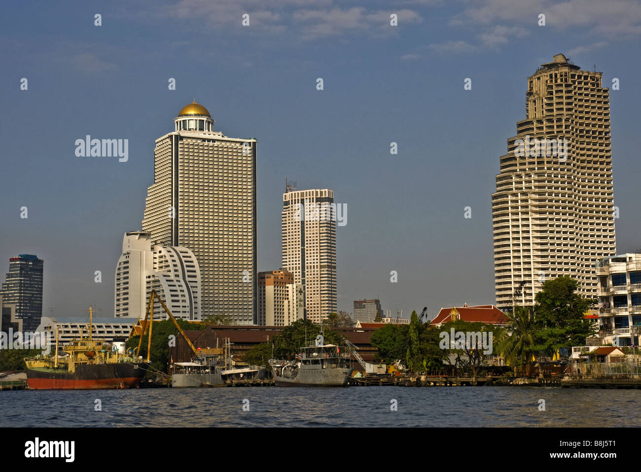 Ein Bild von der Skyline vom Fluss Mae Nam Chao Phraya Stockfoto