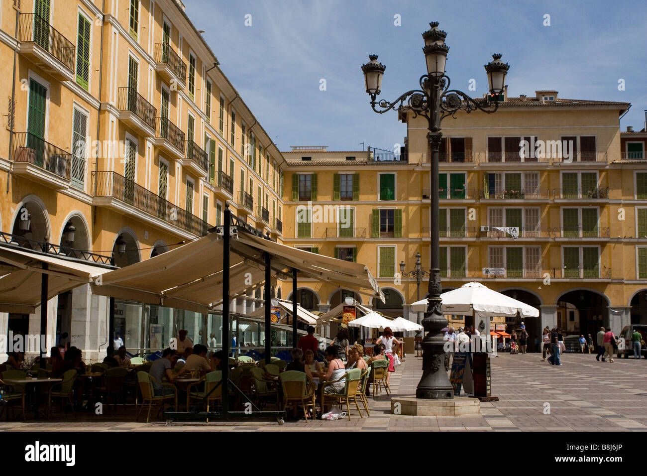 Europäische Kaffeehauskultur ist offensichtlich auf der Plaza Major in Palma de Mallorca. Stockfoto