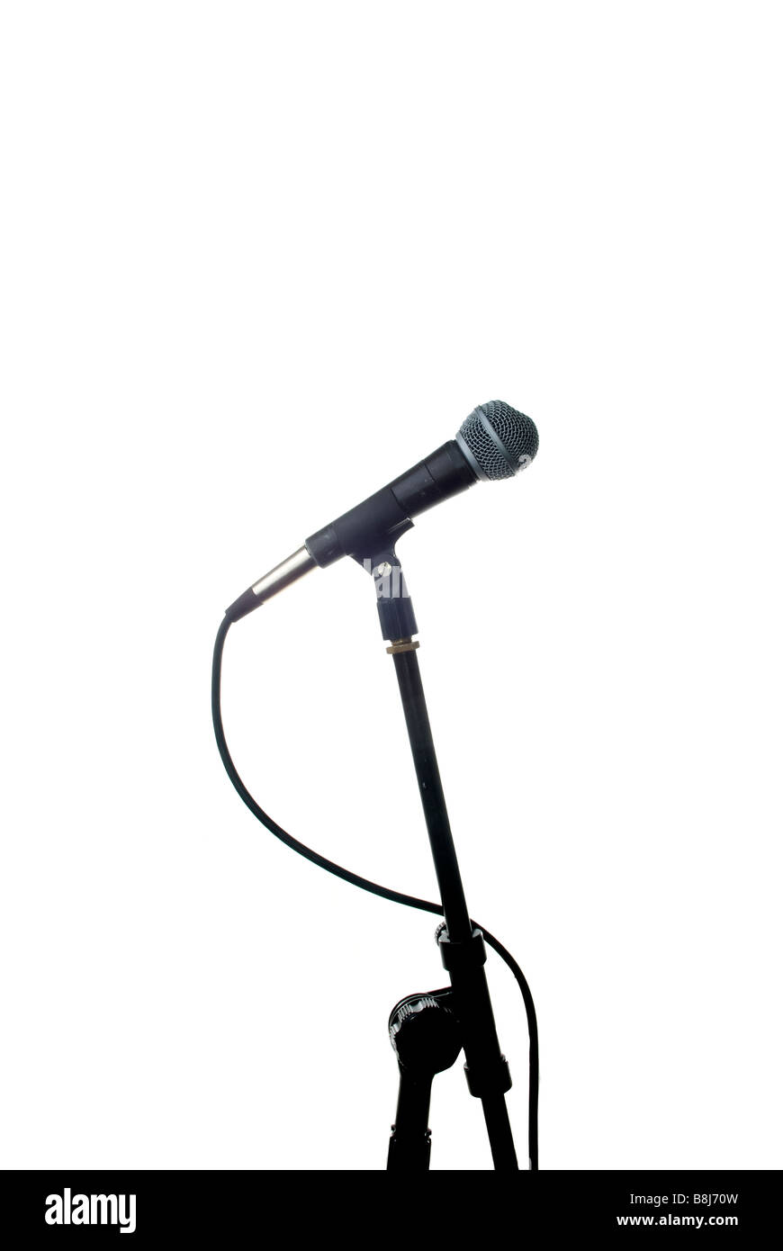Mikrofon auf Stand auf weißem Hintergrund Stockfoto