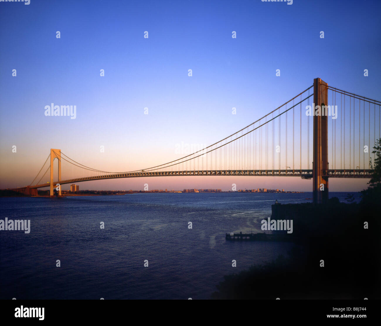 Verrazano Narrows Bridge in der Dämmerung die Brücke verbindet Staten Island und Brooklyn in New York City Stockfoto
