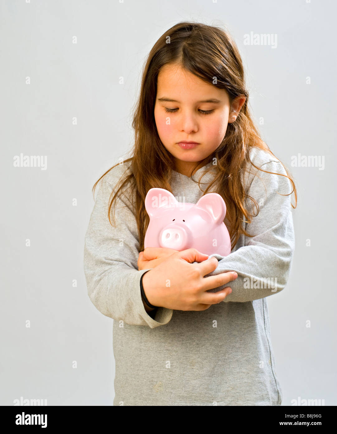 Mädchen hält ein Sparschwein Stockfoto