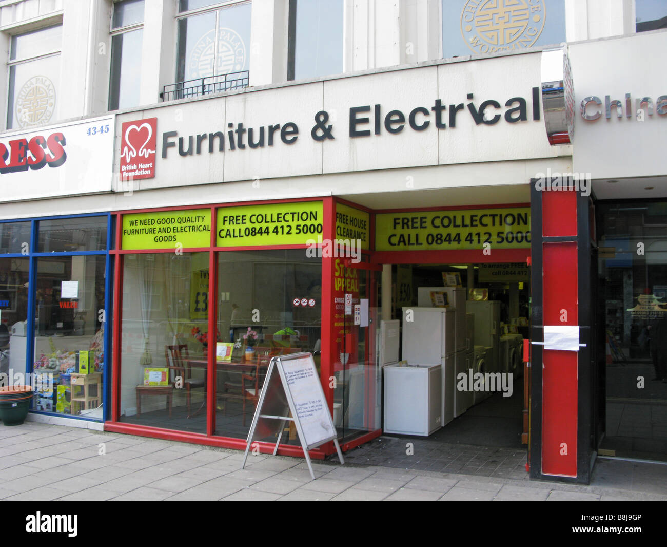 British Heart Foundation Charity Shop Worthing West Sussex Verkauf unerwünschte elektrische waren & Möbel zu günstigen Preisen Stockfoto