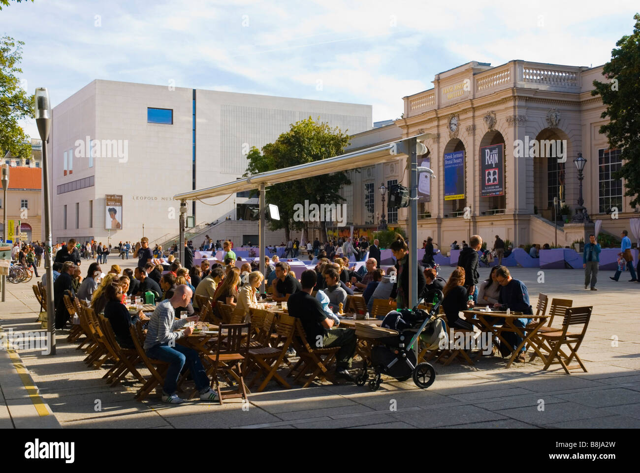 Restaurant-Terrasse am Museen Quartier Bezirk in Wien Österreich Europa Stockfoto Restaurant-Terrasse am Museen Quartier Bezirk in Wien Österreich Europa Stockfoto