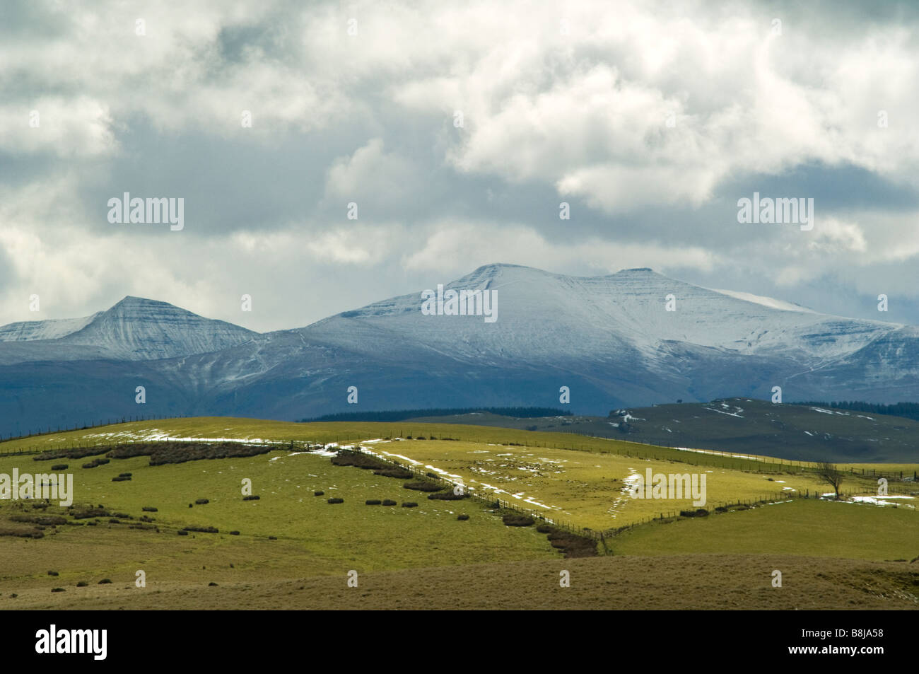 Brecon Beacons im Winter mit Schnee auf den Gipfeln, fotografiert von Mynydd Eppynt im Norden Stockfoto