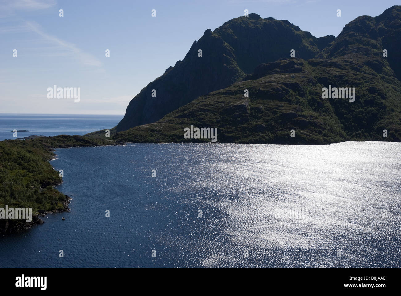 See Stuvdalsvatnet auf der Spur von Sørvågen Munkebu und Hermannsdalstinden, Moskenesøya, Lofoten, Nordland, Norwegen Stockfoto