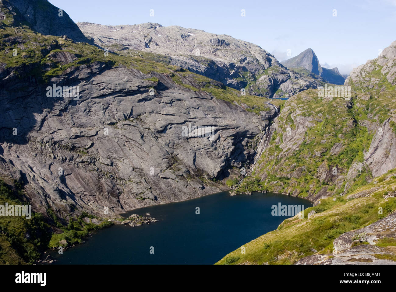 See Tridalsvatnet auf der Spur von Sørvågen Munkebu und Hermannsdalstinden, Moskenesøya, Lofoten, Nordland, Norwegen Stockfoto