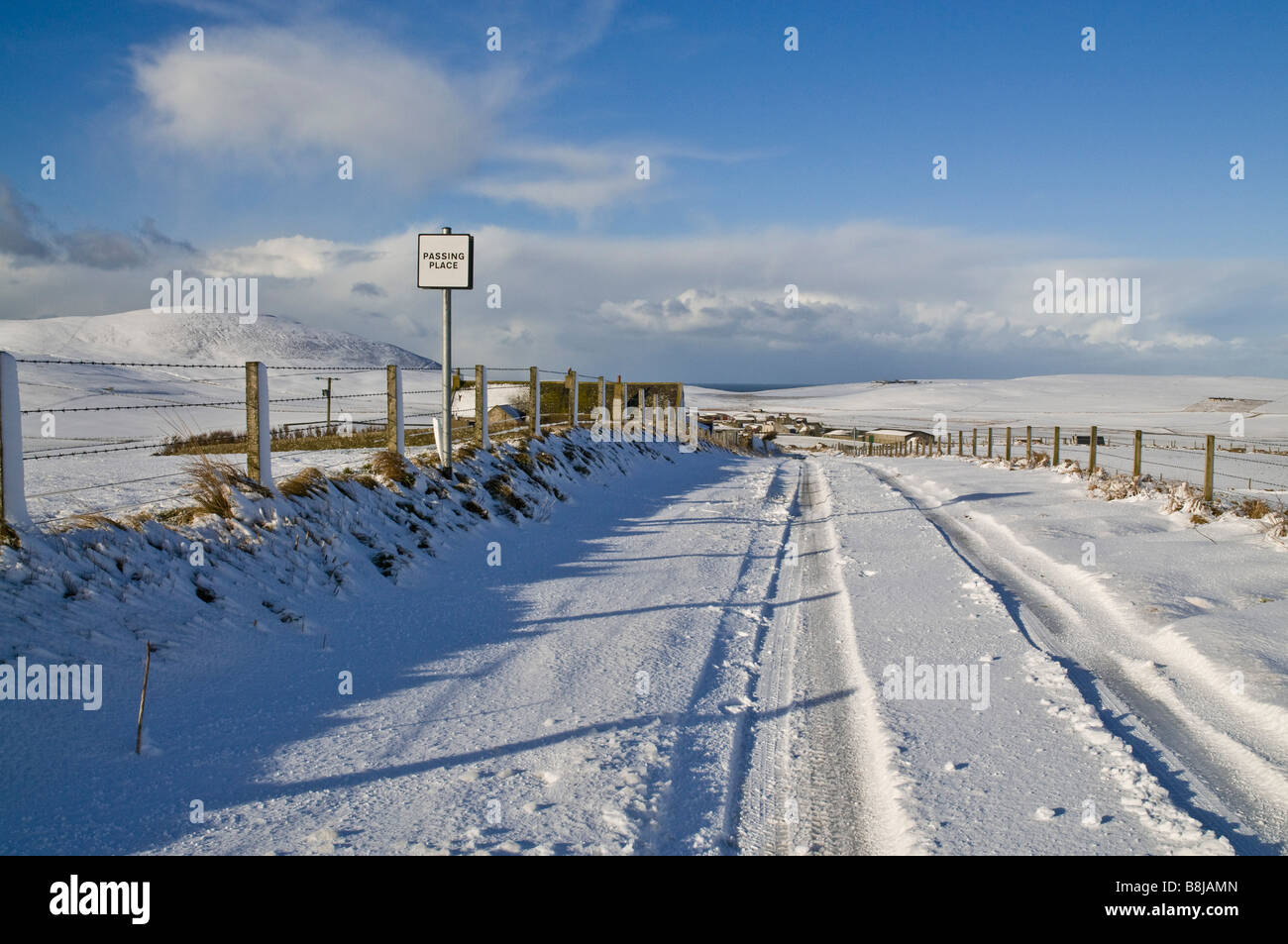 dh ROADS UK eisig verschneite, offene Schneefelder passieren Ort Wegweiser Orkney Winter Schottland Stockfoto
