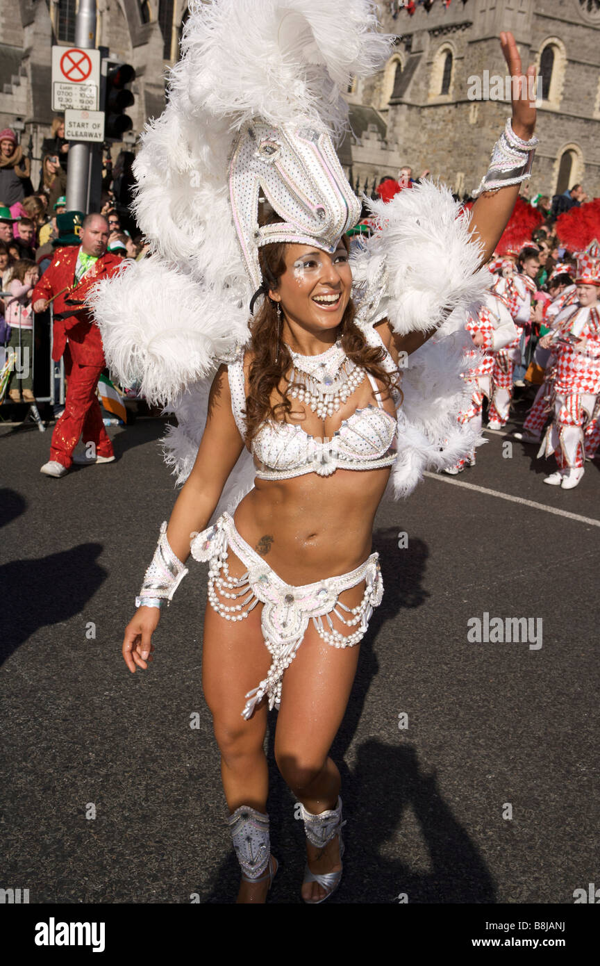 Ein Teilnehmer Tänze für das Publikum in der St. Patricks Day Parade in Dublin Irland in einem brasilianischen Kostüm in heller Sonne Stockfoto
