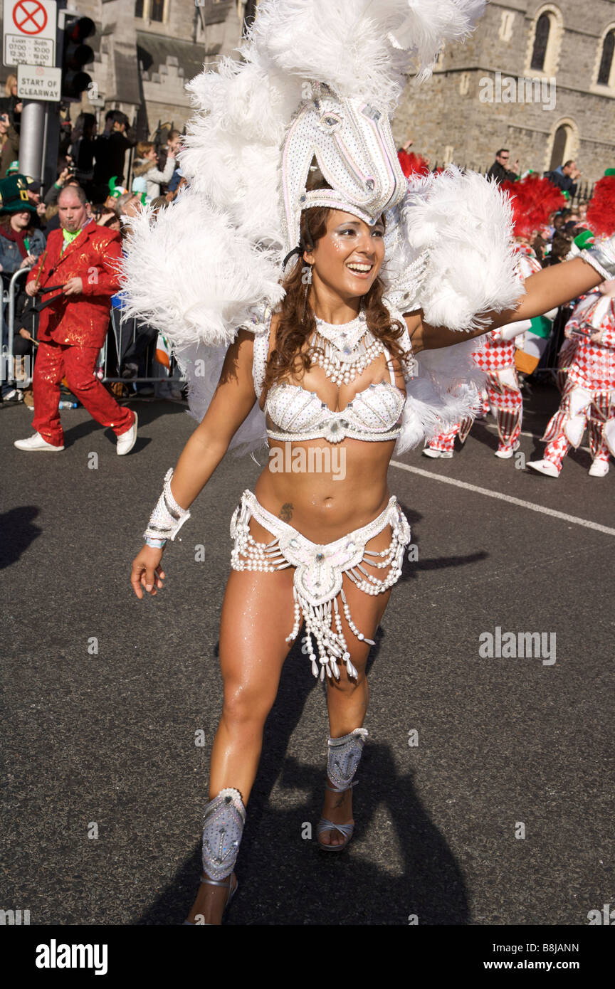 Ein Teilnehmer Tänze für das Publikum in der St. Patricks Day Parade in Dublin Irland in einem brasilianischen Kostüm in heller Sonne Stockfoto