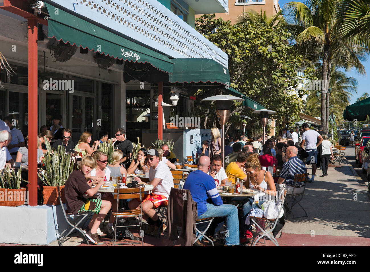 Cafe am Ocean Drive im Art-Deco-District, South Beach, Miami Beach, Gold Coast, Florida, USA Stockfoto