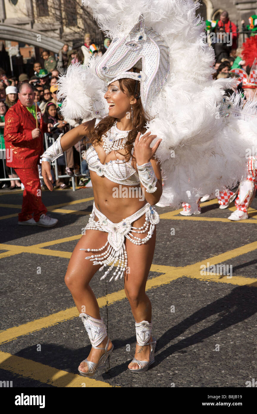 Ein Teilnehmer Tänze für das Publikum in der St. Patricks Day Parade in Dublin Irland in einem brasilianischen Kostüm in heller Sonne Stockfoto