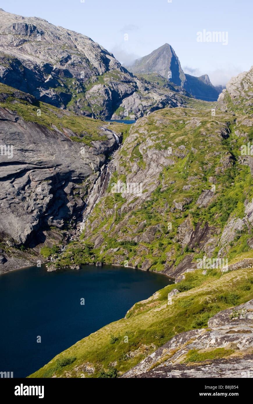 See Tridalsvatnet auf der Spur von Sørvågen Munkebu und Hermannsdalstinden, Moskenesøya, Lofoten, Nordland, Norwegen Stockfoto